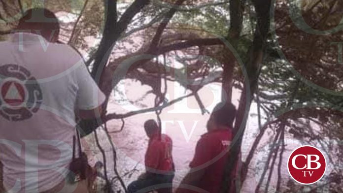 Dos niños caen al río y el papá sólo pudo rescatar a uno