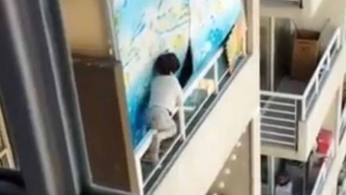 Captan a bebé caminando al borde de un balcón en un piso 21