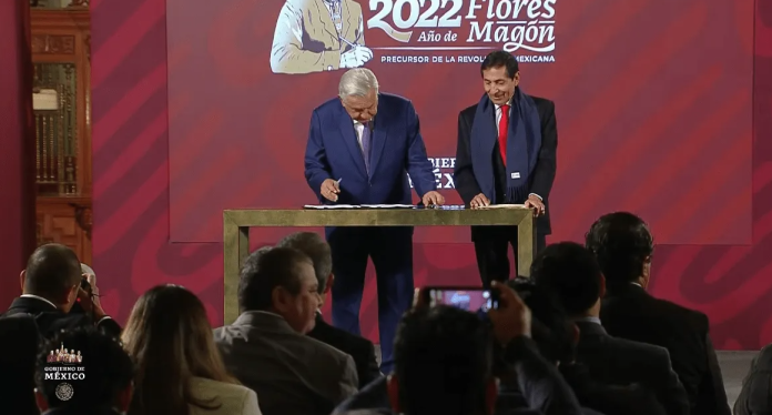 AMLO: Firman acuerdo contra inflación con empresarios
