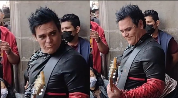VIDEO: Richard Kruspe de Rammstein sorprende tocando en el Zócalo de la CDMX
