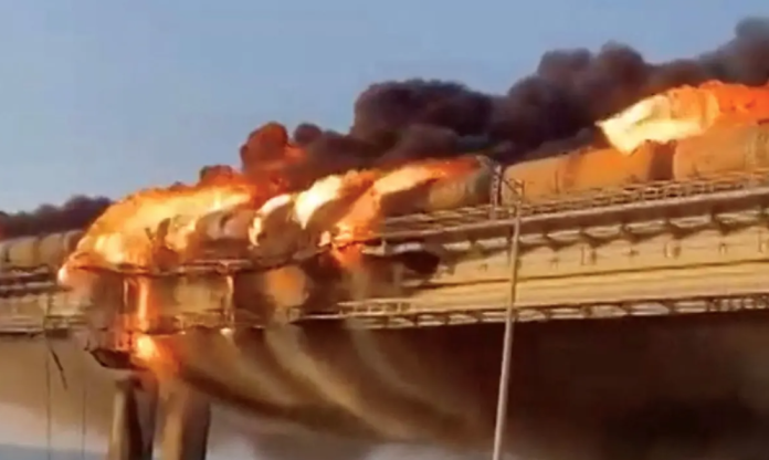 Video: Explosión en puente que conecta Rusia con la península de Crimea