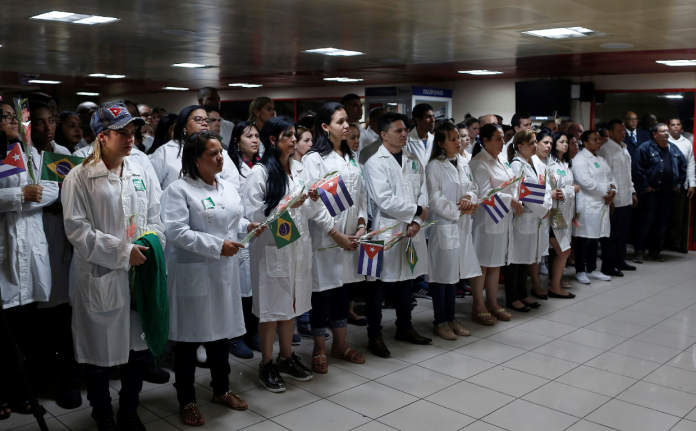 IMSS: Van 273 médicos extranjeros la mayoría cubanos registro para trabajar en México