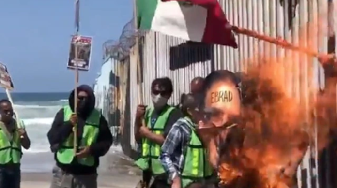 Migrantes queman su piñata con cara de Marcelo Ebrard en Tijuana 