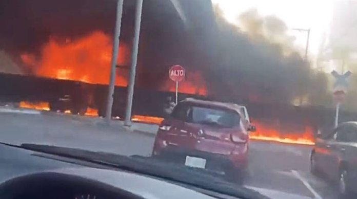 ¡Impactante! Explota pipa al intentar ganarle el paso al tren | Video