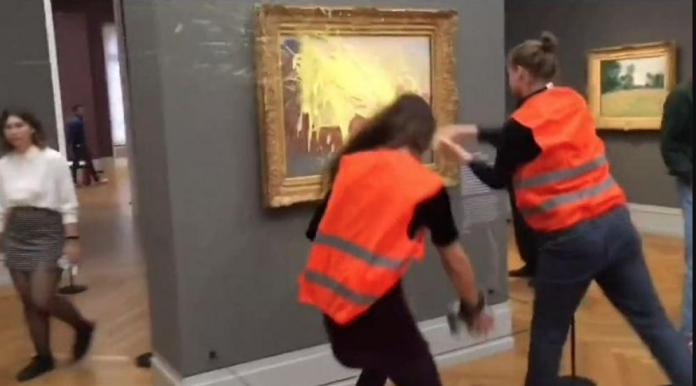 Activistas arrojan puré de papa a pintura de Monet