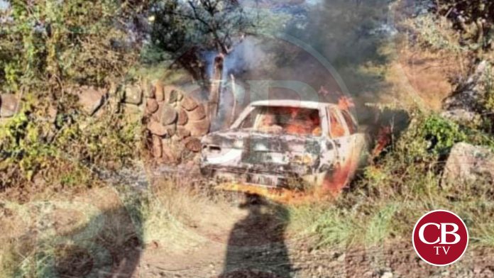En Tangamandapio incendian auto con un hombre en la cajuela