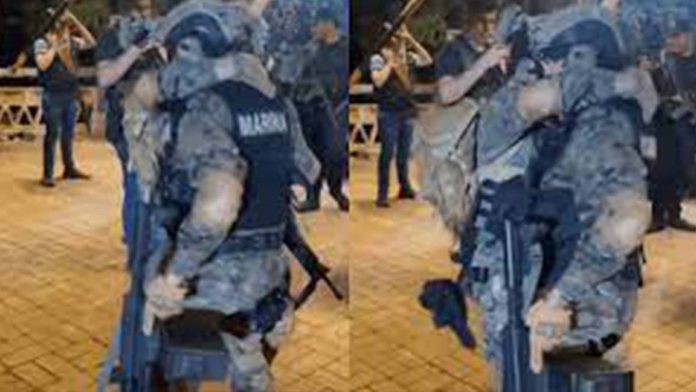 Elementos de la Marina son captados bailando abrazados