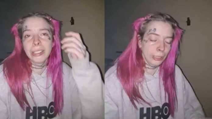 Joven llora por tener que trabajar en redes sociales y pide que la mantengan