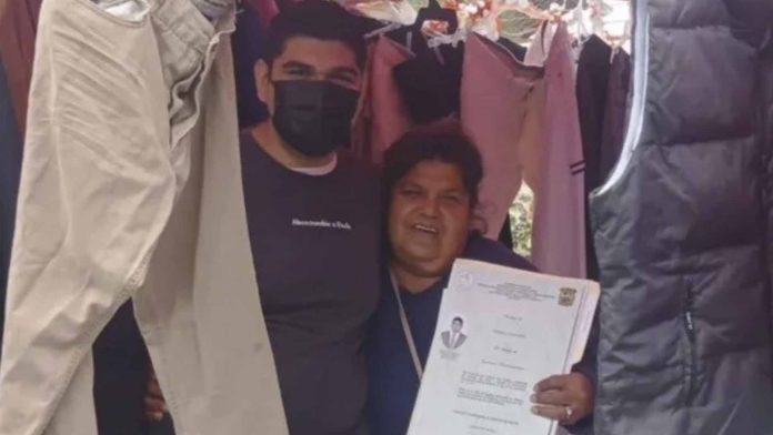 Joven presume que se tituló gracias al puesto de tianguis de su mamá