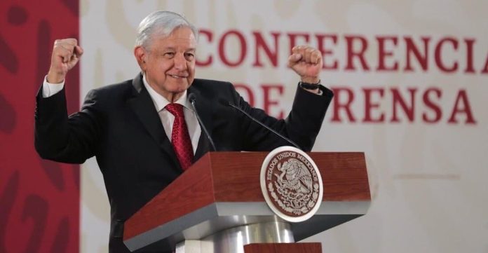 AMLO promete atención médica gratuita y universal para 2023