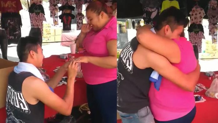 VIDEO: Joven le pide matrimonio a su novia en el tianguis