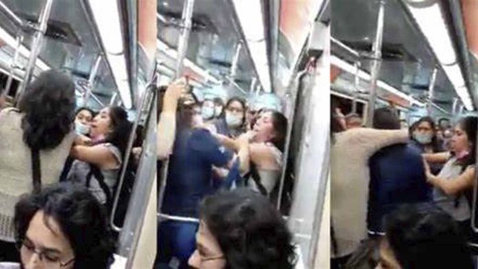 Mujeres se pelean por asiento en el metro de la CDMX