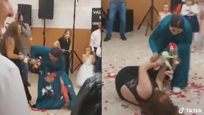 Mujeres se pelean por el ramo en una boda