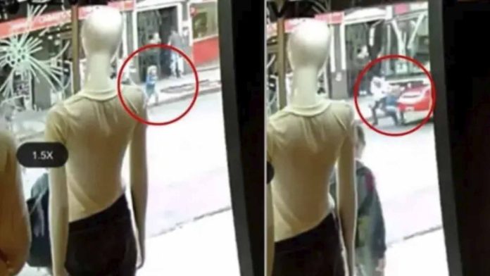 Niño suelta la mano de su papá y un autobús lo atropella