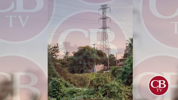 Sube 20 metros a torre de alta tensión en LC