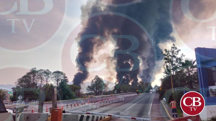 Arde en llamas pipa de combustible en la autopista de Occidente
