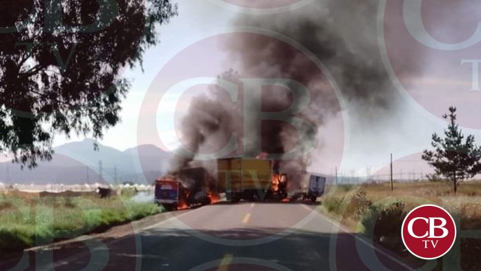 Normalistas queman cuatro camiones en la Zacapu-Carapan