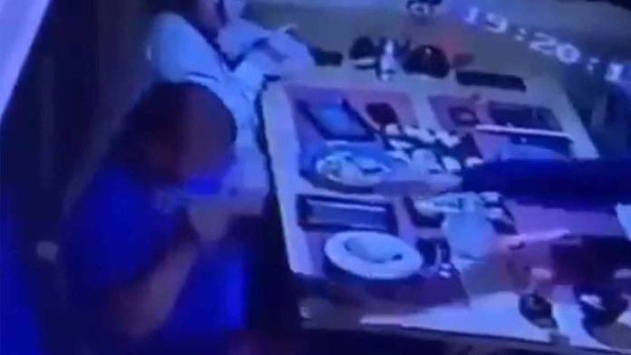 Rata gigante cae sobre la cabeza de un cliente en un restaurante