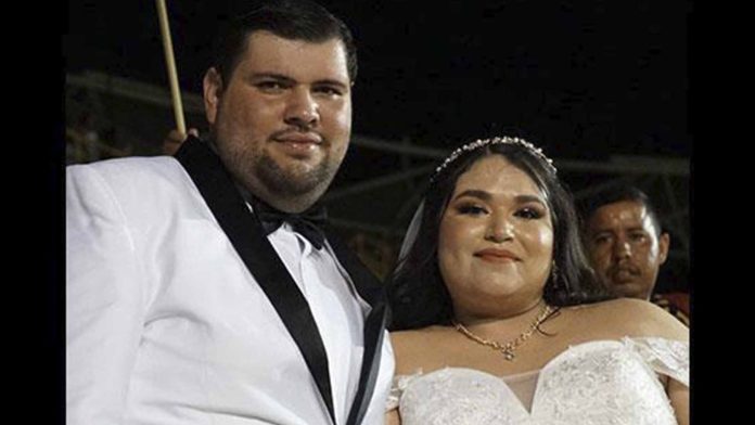 Recién casados celebran su boda durante partido de Dorados de Sinaloa