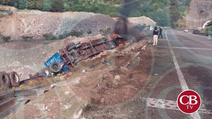 Se incendia tráiler a unos pasos del túnel en la Siglo XXI