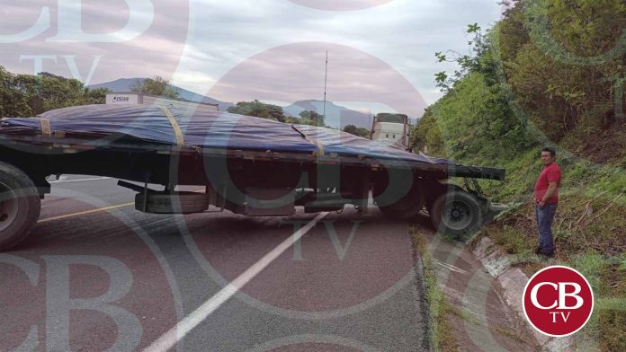 Se le desprende la carga a tráiler en la Siglo XXI