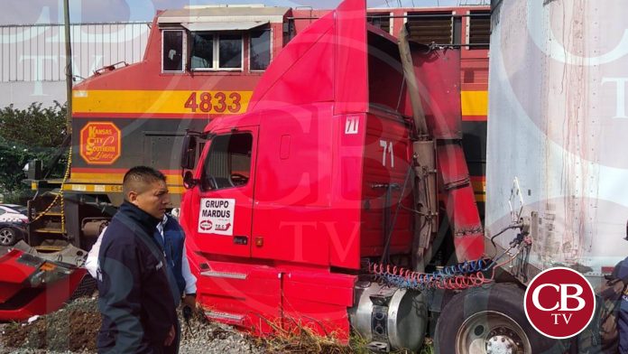 Tren se lleva un tráiler en el libramiento de Morelia