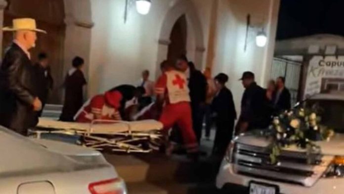 Tras celebrar su boda novio salen de la iglesia y ejecutan al novio
