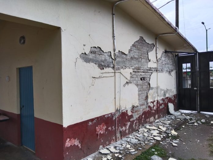 Alumnos tomarán clases en carpas debido a las afectaciones en las escuelas de Michoacán