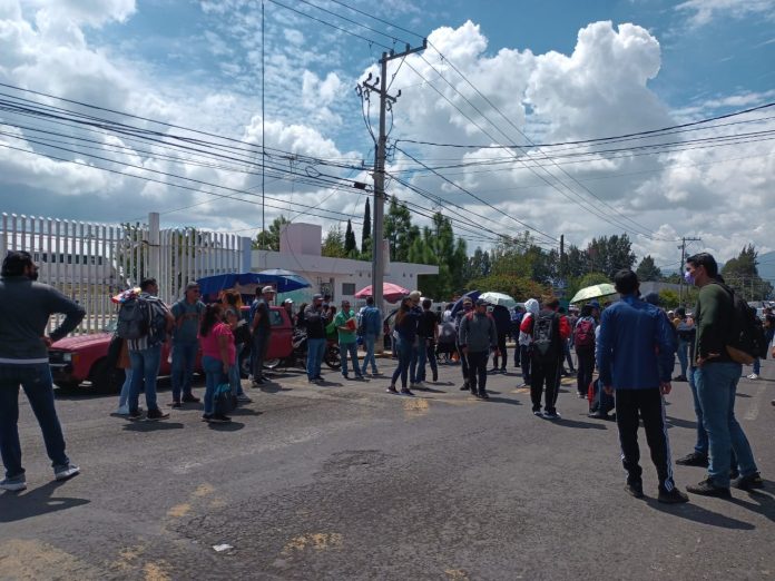 Egresados de la escuela Normal de Educación física toman entrada de la SEE
