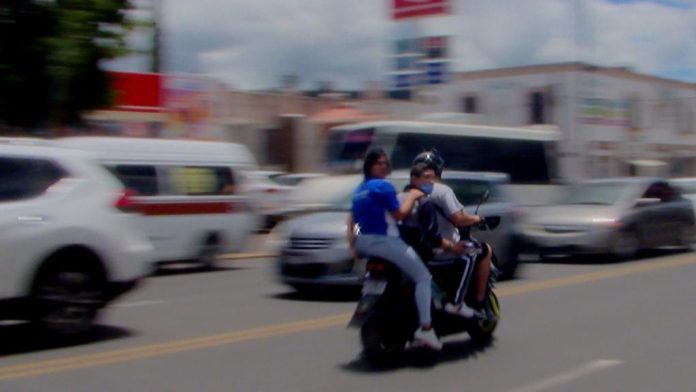 ¡Para respetar! Hasta 2 mil 500 de multa a motociclistas que se suban a banquetas