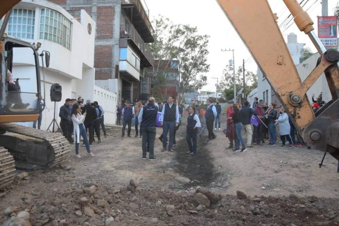 Luego de 20 años; reconstruyen vialidad en el Mirador Ocolusen