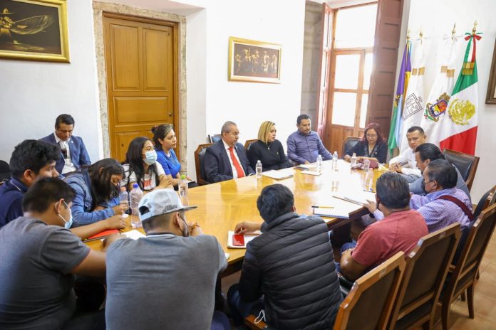 El secretario de Gobierno y la titular de la SEP dialogaron con egresados normalistas del Sector IX Indígena