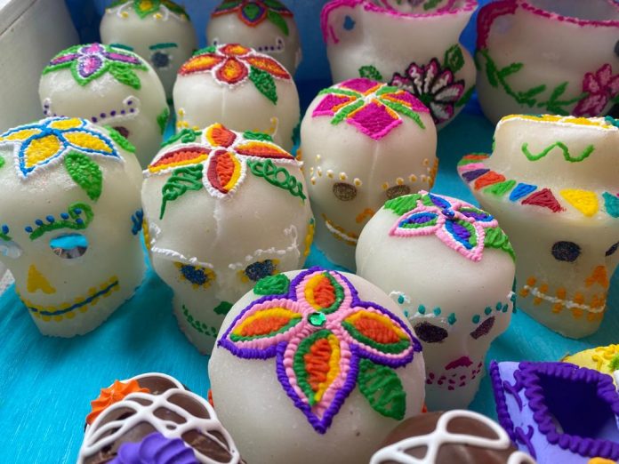 Dedicándose desde los 8 años a elaborar las famosas calaveritas de azúcar, la señora Rosa originaria de Pátzcuaro