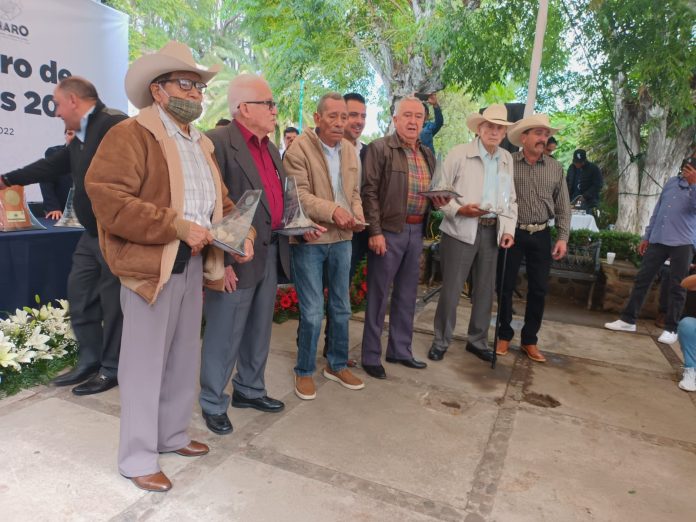 Autoridades de Charo entregan Presea encuentro de Hidalgo y Morelos 2022