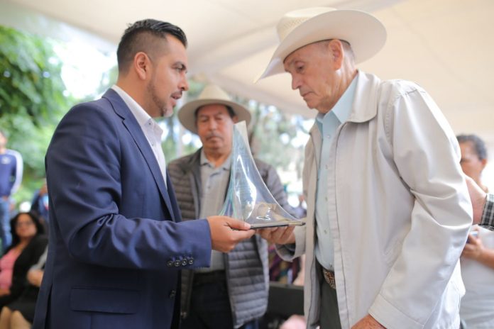 Miguel Flores y el equipo Rey Niño reciben la Presea Encuentro de Hidalgo y Morelos 2022
