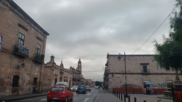 Con día nublado, así inicia la semana en Morelia
