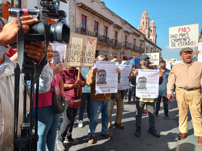 Riña frente al Congreso del Estado entre simpatizantes del Gobierno y el FNLS