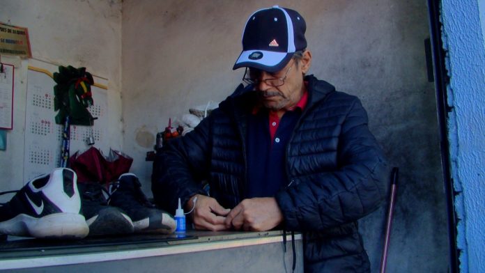 El cáncer lo ha limitado pero sigue trabajando, así es la vida de Victor Manuel