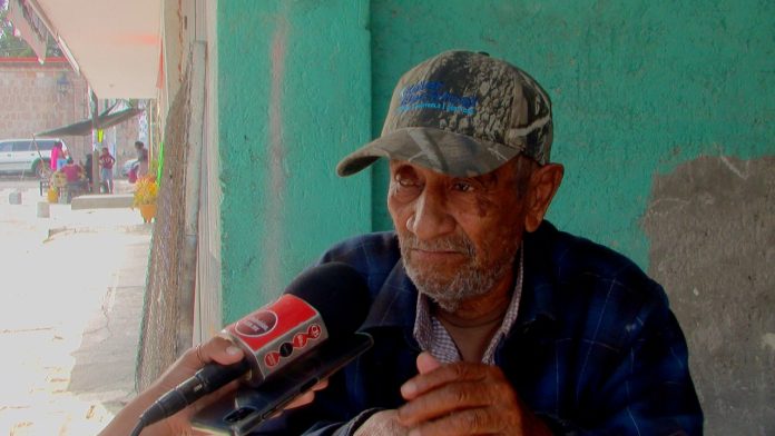 osé Inés hizo lápidas por 70 años con un grabe padecimiento en la vista