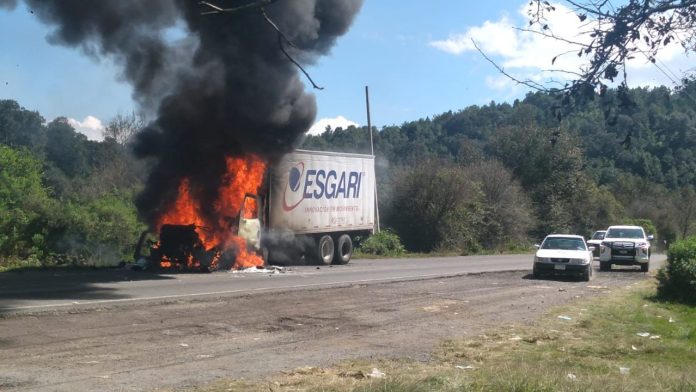 En flagrancia, Ronda Comunitaria de Cheranástico detuvo a tres egresados normalistas