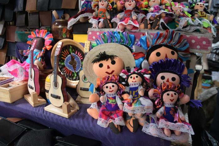 La tecnología y el regateo amenazan el negocio de artesanías de la señora María