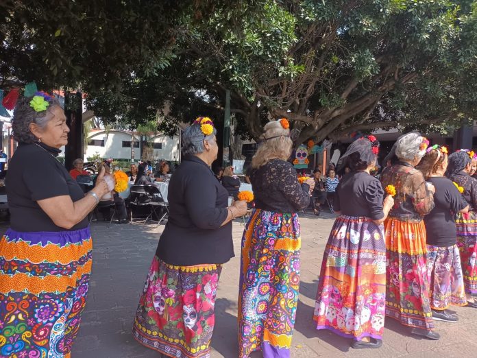 Como parte de continuar con las tradiciones mexicanas, sobre todo la de día de muertos, adultos mayores