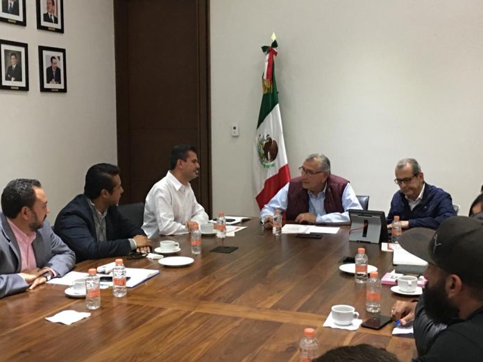 Gobiernos federal y estatal dialogan con comisión de la CNTE