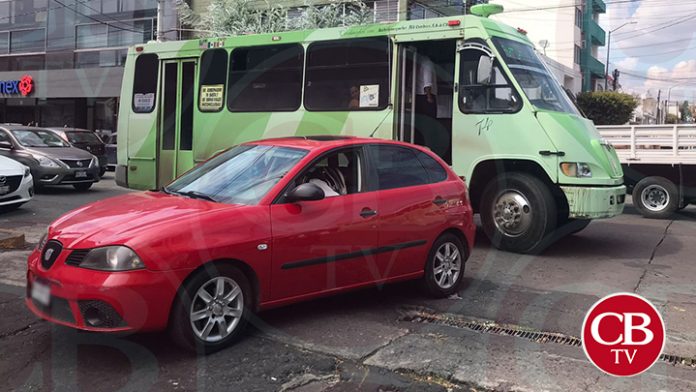 Microbús le da un beso a un Seat en la Lázaro Cárdenas
