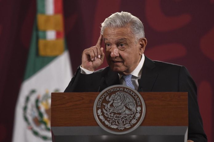 AMLO pide a Elon Musk que libere Twitter de los 
