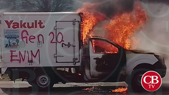 Normalistas queman un vehículo en la carretera Carapan - Paracho