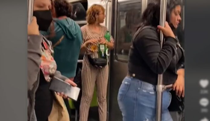 VIDEO: Mujer viaja en Metro de CDMX mientras bebe whisky en una copa
