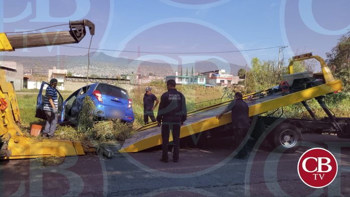 Por conducir y testear, termina con su auto en un río de Morelia