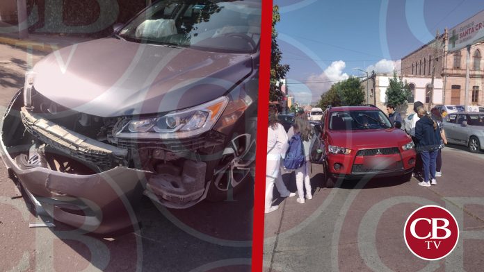 Dos autos se embarran afuera de la Cruz Roja de Morelia