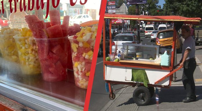 Caminando 14 cuadras diarias para vender su fruta; Don Ismael ha logrado darle la carrera a sus hijos